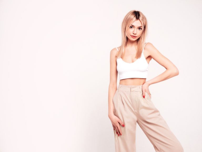 Une jeune femme blonde posant dans un studio