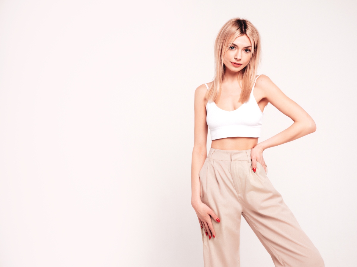 Pantalon beige femme : quels hauts pour une tenue vraiment réussie ?