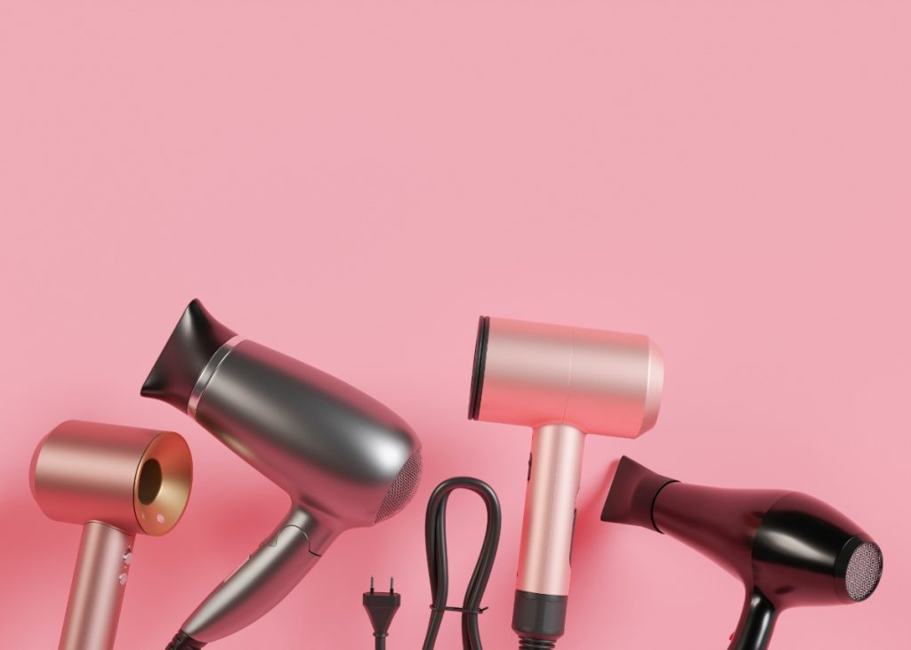 Des sèches cheveux sur le fond rose