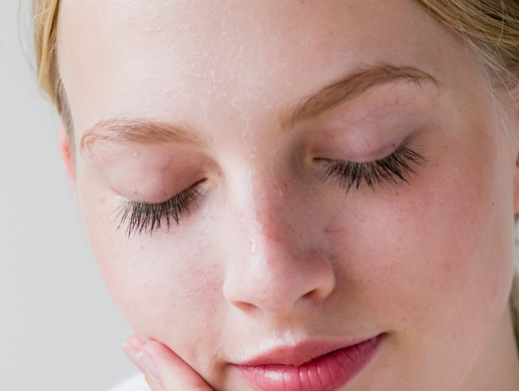 Une belle femme aux yeux fermés