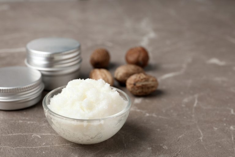 Beurre de karité dans un bol avec des noix