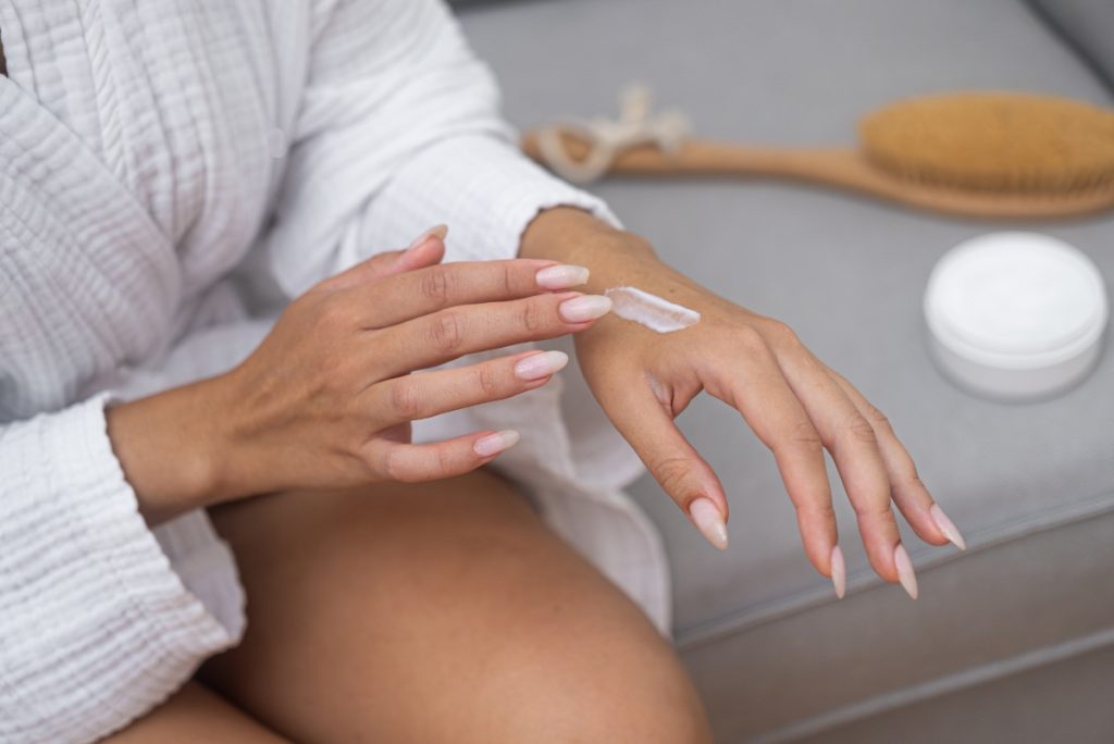 Une femme qui applique du beurre de karité sur la peau