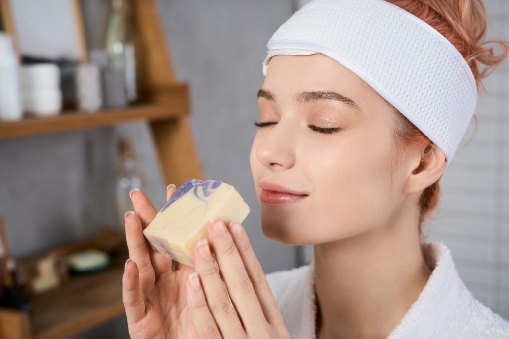 Une femme appréciant le parfum d'un savon
