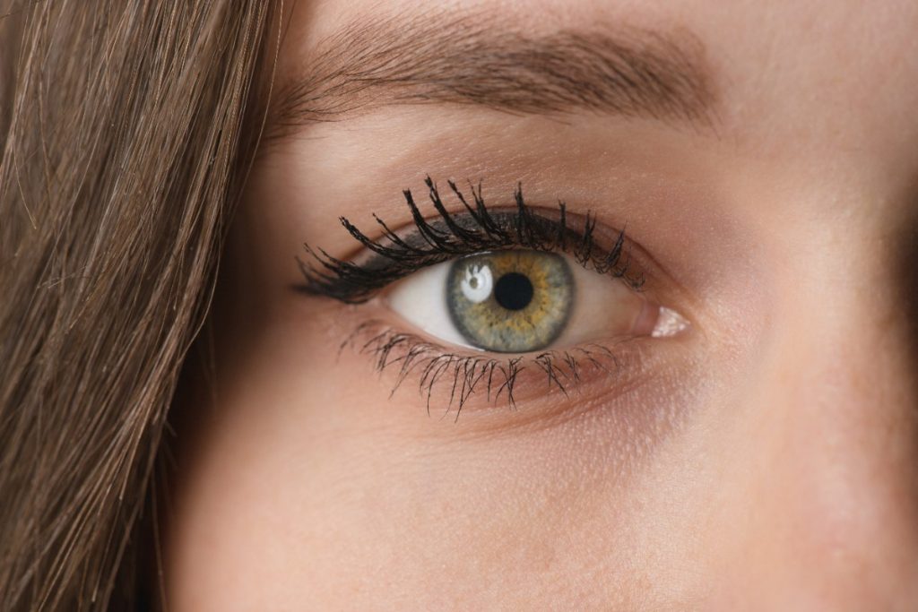 Une femme avec de l'oeil vert et des longs cils