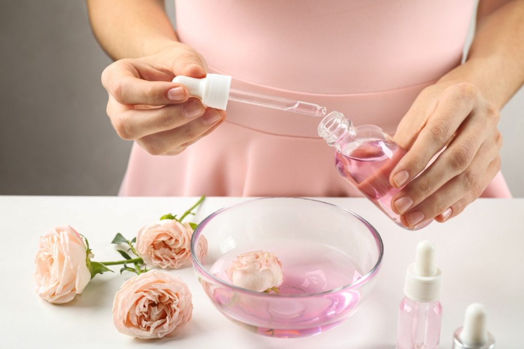 Une femme préparant de l'eau de rose