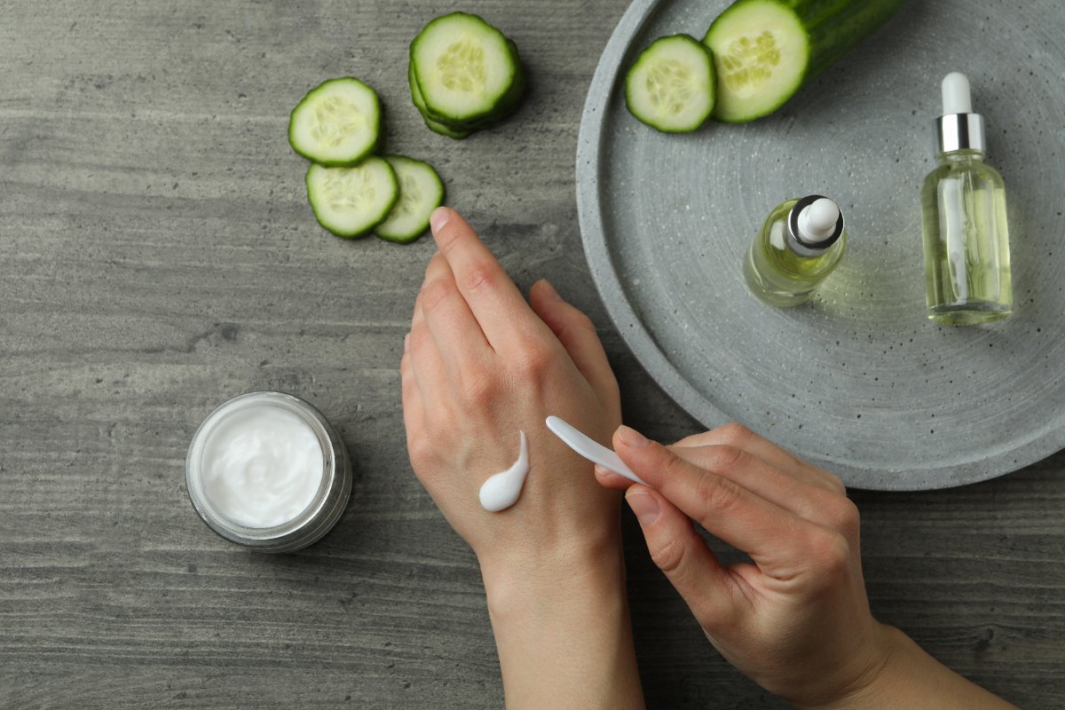 Une personne appliquant une crème hydratante sur la peau