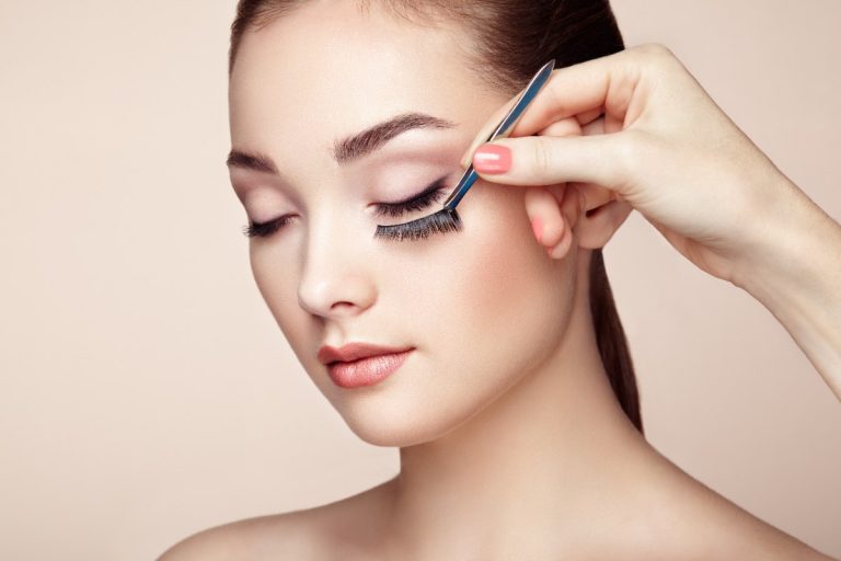 Une personne enlevant l'extension cils d'une femme
