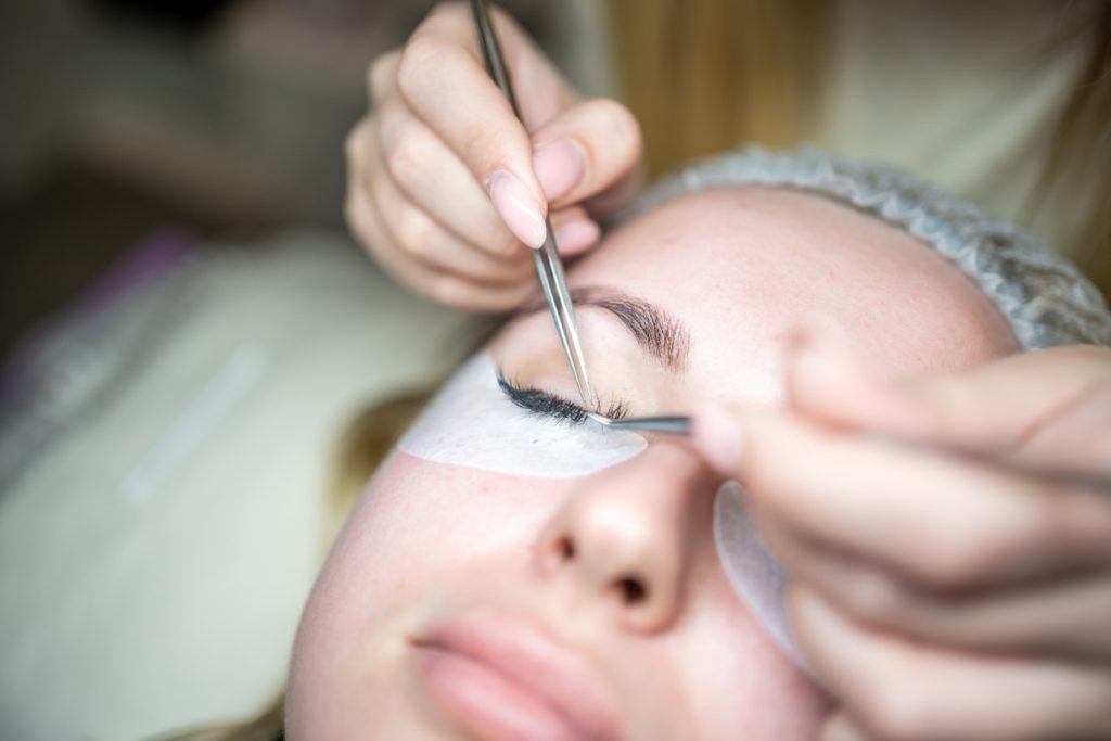 Une personne faisant une dépose d'extension cils pour une femme