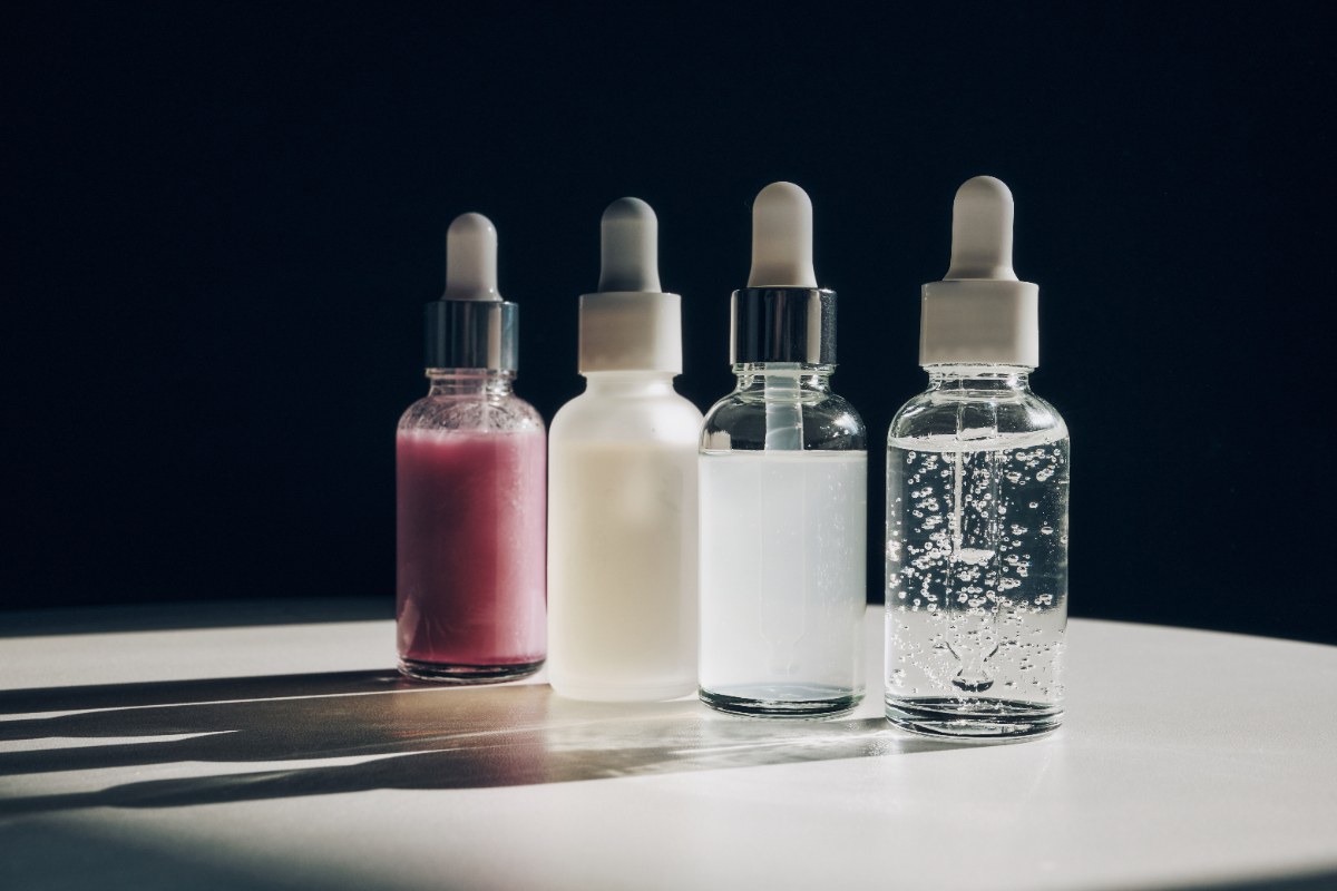 Quatre flacons de sérum de soins différents