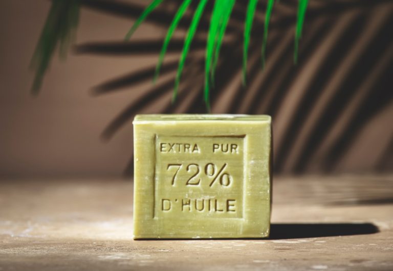 Un savon de Marseille à l'huile d'olive avec des feuilles vertes